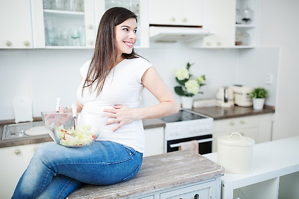 포토 JPG 서양인 여자 한명 미소 들기 사람 앉기 손짓 상반신 성인 옆모습 30대 주방 임산부 샐러드 다리꼬기 서랍장 주부 태아 믹싱볼 성인여자한명만 국내포토 외국인 1 그릇 음식 뷰포인트 가구 모션 표정 장년 임신 여자한명만 성인여자만 파일형식