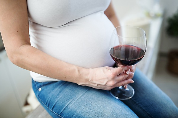 포토 JPG 서양인 여자 와인잔 한명 들기 사람 앉기 손짓 근접촬영 상반신 성인 앞모습 신체부위 30대 임산부 태아 복부 성인여자한명만 국내포토 외국인 1 뷰포인트 술잔 모션 장년 임신 여자한명만 성인여자만 파일형식