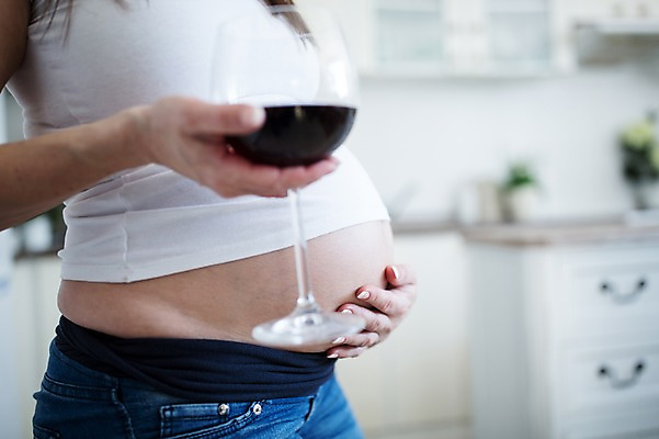 포토 JPG 서양인 여자 와인잔 한명 서기 들기 사람 상반신 성인 옆모습 신체부위 30대 와인 임산부 만지기 금지 위험 고민 태아 복부 성인여자한명만 국내포토 외국인 1 감정 뷰포인트 컨셉 술잔 모션 주류 장년 임신 여자한명만 성인여자만 파일형식