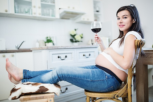 포토 JPG 전신 서양인 응시 여자 쿠션 와인잔 의자 한명 미소 들기 사람 앉기 성인 옆모습 30대 주방 와인 임산부 금지 위험 고민 태아 성인여자한명만 국내포토 외국인 1 시선 감정 뷰포인트 가구 컨셉 술잔 모션 주류 표정 장년 임신 여자한명만 성인여자만 파일형식