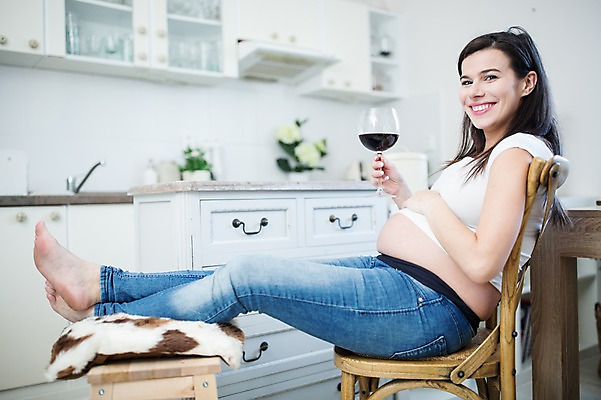 포토 JPG 전신 서양인 여자 쿠션 와인잔 의자 한명 미소 들기 사람 앉기 성인 옆모습 30대 주방 와인 임산부 금지 위험 고민 태아 성인여자한명만 국내포토 외국인 1 감정 뷰포인트 가구 컨셉 술잔 모션 주류 표정 장년 임신 여자한명만 성인여자만 파일형식