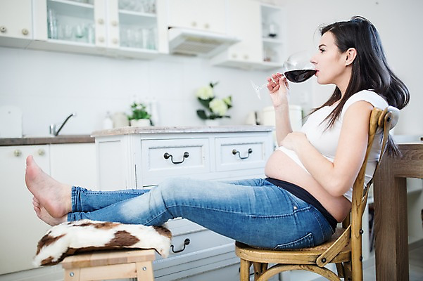 포토 JPG 전신 서양인 여자 쿠션 와인잔 의자 한명 사람 앉기 성인 옆모습 30대 주방 와인 임산부 금지 마시기 위험 고민 서랍장 태아 성인여자한명만 국내포토 외국인 1 감정 뷰포인트 가구 컨셉 술잔 모션 주류 장년 임신 여자한명만 성인여자만 파일형식