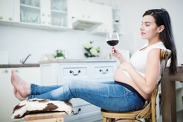 포토 JPG 전신 서양인 여자 쿠션 와인잔 의자 상상 한명 사람 성인 옆모습 30대 주방 와인 눈감음 임산부 금지 위험 고민 태아 성인여자한명만 국내포토 외국인 1 감정 뷰포인트 가구 컨셉 술잔 모션 주류 장년 임신 여자한명만 성인여자만 파일형식