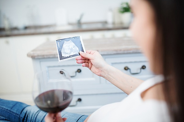 포토 JPG 서양인 응시 여자 와인잔 한명 들기 사람 앉기 상반신 성인 옆모습 30대 와인 임산부 금지 위험 고민 서랍장 태아 초음파사진 성인여자한명만 국내포토 외국인 1 시선 감정 뷰포인트 가구 컨셉 술잔 모션 주류 장년 임신 여자한명만 성인여자만 파일형식