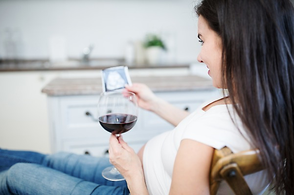 포토 JPG 서양인 응시 여자 와인잔 한명 들기 사람 앉기 상반신 성인 옆모습 30대 와인 임산부 금지 위험 고민 서랍장 태아 초음파사진 성인여자한명만 국내포토 외국인 1 시선 감정 뷰포인트 가구 컨셉 술잔 모션 주류 장년 임신 여자한명만 성인여자만 파일형식