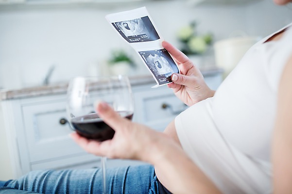 포토 JPG 서양인 응시 여자 와인잔 한명 들기 사람 앉기 상반신 성인 옆모습 30대 와인 임산부 금지 위험 고민 서랍장 태아 초음파사진 성인여자한명만 국내포토 외국인 1 시선 감정 뷰포인트 가구 컨셉 술잔 모션 주류 장년 임신 여자한명만 성인여자만 파일형식