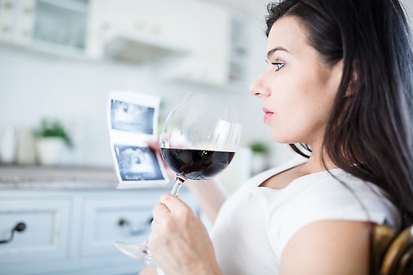 포토 JPG 서양인 응시 여자 와인잔 한명 들기 사람 상반신 성인 옆모습 30대 와인 임산부 금지 위험 고민 태아 초음파사진 성인여자한명만 국내포토 외국인 1 시선 감정 뷰포인트 컨셉 술잔 모션 주류 장년 임신 여자한명만 성인여자만 파일형식