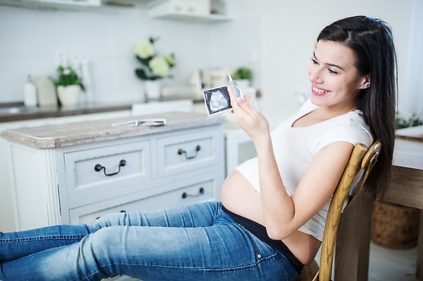 포토 JPG 서양인 응시 여자 행복 한명 미소 들기 사람 앉기 상반신 성인 옆모습 30대 임산부 싱크대 서랍장 태아 초음파사진 성인여자한명만 국내포토 외국인 1 시선 감정 뷰포인트 가구 모션 표정 장년 임신 개수대 여자한명만 성인여자만 파일형식