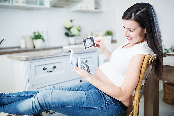 포토 JPG 서양인 응시 여자 행복 의자 한명 미소 들기 사람 앉기 상반신 성인 옆모습 30대 주방 임산부 싱크대 서랍장 태아 초음파사진 성인여자한명만 국내포토 외국인 1 시선 감정 뷰포인트 가구 모션 표정 장년 임신 개수대 여자한명만 성인여자만 파일형식