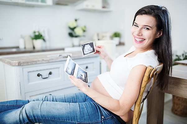 포토 JPG 서양인 여자 행복 의자 한명 미소 들기 사람 앉기 상반신 성인 옆모습 30대 주방 임산부 서랍장 태아 초음파사진 성인여자한명만 국내포토 외국인 1 감정 뷰포인트 가구 모션 표정 장년 임신 여자한명만 성인여자만 파일형식