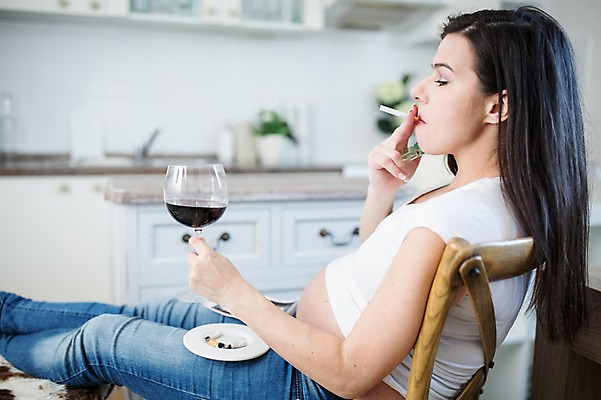 포토 JPG 서양인 여자 와인잔 주류 흡연 담배 한명 사람 앉기 상반신 성인 옆모습 30대 주방 임산부 금지 위험 고민 담배꽁초 태아 성인여자한명만 국내포토 외국인 1 감정 음료 뷰포인트 컨셉 술잔 모션 장년 임신 여자한명만 성인여자만 파일형식