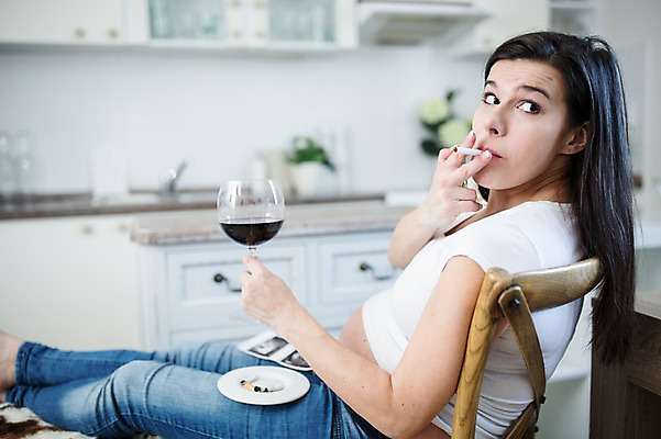 포토 JPG 서양인 응시 여자 와인잔 주류 흡연 담배 한명 사람 앉기 상반신 성인 옆모습 30대 주방 임산부 금지 위험 고민 태아 초음파사진 성인여자한명만 국내포토 외국인 1 시선 감정 음료 뷰포인트 컨셉 술잔 모션 장년 임신 여자한명만 성인여자만 파일형식