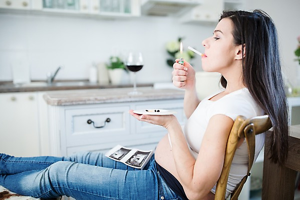 포토 JPG 서양인 접시 여자 와인잔 주류 흡연 담배 한명 들기 사람 앉기 상반신 성인 옆모습 30대 주방 임산부 금지 위험 고민 태아 라이터 초음파사진 성인여자한명만 국내포토 외국인 1 식기 감정 음료 뷰포인트 컨셉 술잔 모션 장년 임신 여자한명만 성인여자만 파일형식