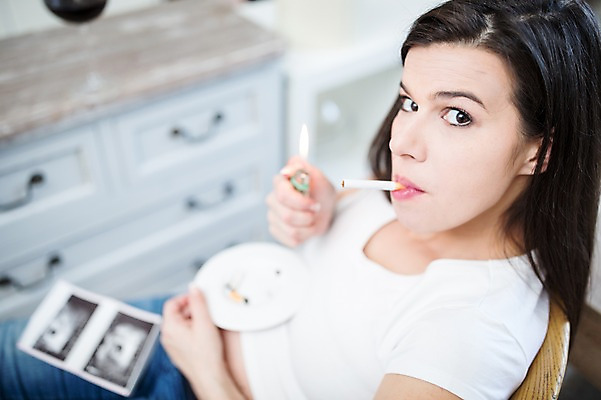 포토 JPG 서양인 응시 여자 흡연 담배 한명 들기 사람 앉기 상반신 성인 옆모습 30대 임산부 금지 위험 고민 서랍장 태아 라이터 초음파사진 성인여자한명만 국내포토 외국인 1 시선 감정 뷰포인트 가구 컨셉 모션 장년 임신 여자한명만 성인여자만 파일형식