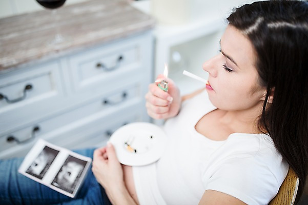 포토 JPG 서양인 여자 흡연 담배 한명 들기 사람 앉기 상반신 성인 옆모습 30대 임산부 금지 위험 고민 태아 라이터 초음파사진 성인여자한명만 국내포토 외국인 1 감정 뷰포인트 컨셉 모션 장년 임신 여자한명만 성인여자만 파일형식