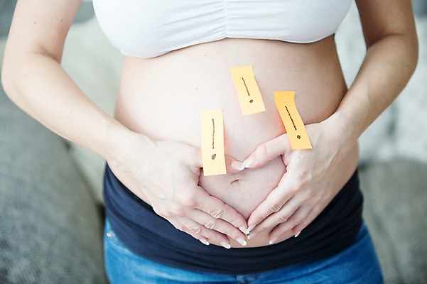 포토 JPG 서양인 여자 한명 서기 사람 손짓 상반신 성인 앞모습 신체부위 30대 소파 임산부 느낌표 포스트잇 태아 배꼽 손하트 붙이기 복부 성인여자한명만 국내포토 외국인 1 기호 뷰포인트 의자 모션 장년 임신 메모지 배_신체부위 여자한명만 성인여자만 파일형식