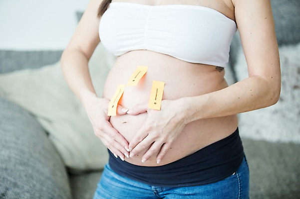 포토 JPG 서양인 여자 한명 서기 사람 손짓 상반신 성인 앞모습 신체부위 30대 소파 임산부 느낌표 포스트잇 태아 손하트 붙이기 복부 성인여자한명만 국내포토 외국인 1 기호 뷰포인트 의자 모션 장년 임신 메모지 여자한명만 성인여자만 파일형식