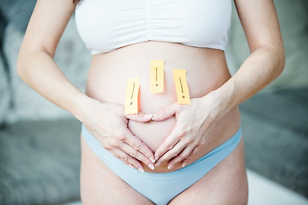 포토 JPG 서양인 손 여자 한명 서기 사람 손짓 상반신 성인 앞모습 신체부위 30대 임산부 느낌표 속옷 포스트잇 태아 손하트 붙이기 복부 성인여자한명만 국내포토 외국인 1 기호 옷 뷰포인트 모션 장년 임신 메모지 여자한명만 성인여자만 파일형식