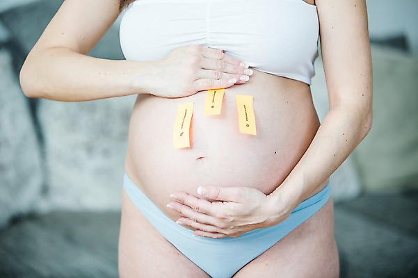 포토 JPG 서양인 여자 한명 서기 사람 손짓 상반신 성인 앞모습 신체부위 30대 소파 임산부 잡기 느낌표 속옷 포스트잇 태아 붙이기 복부 성인여자한명만 국내포토 외국인 1 기호 옷 뷰포인트 의자 모션 장년 임신 메모지 여자한명만 성인여자만 파일형식