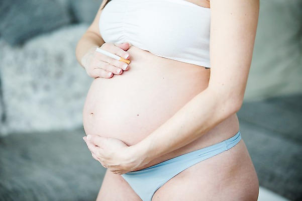 포토 JPG 서양인 여자 담배 한명 서기 들기 사람 근접촬영 상반신 성인 옆모습 신체부위 30대 소파 임산부 금지 속옷 위험 태아 복부 성인여자한명만 쓰다듬기 국내포토 외국인 1 옷 뷰포인트 컨셉 의자 모션 장년 임신 여자한명만 성인여자만 파일형식