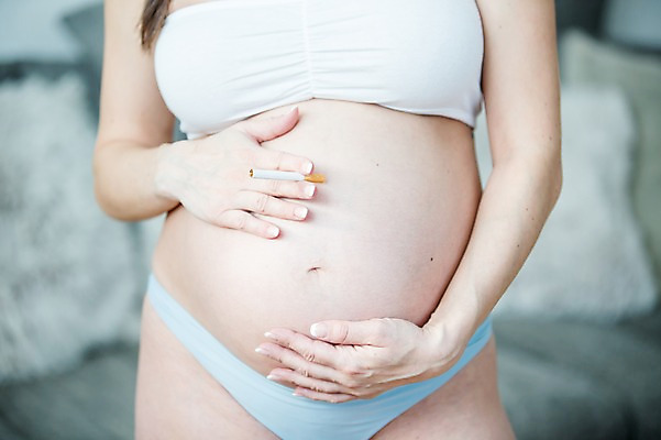 포토 JPG 서양인 여자 담배 한명 서기 들기 사람 손짓 상반신 성인 앞모습 신체부위 30대 소파 임산부 금지 속옷 위험 태아 복부 성인여자한명만 쓰다듬기 국내포토 외국인 1 옷 뷰포인트 컨셉 의자 모션 장년 임신 여자한명만 성인여자만 파일형식