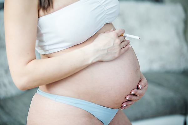 포토 JPG 서양인 여자 담배 한명 서기 들기 사람 근접촬영 상반신 성인 옆모습 신체부위 30대 소파 임산부 금지 속옷 위험 태아 복부 성인여자한명만 쓰다듬기 국내포토 외국인 1 옷 뷰포인트 컨셉 의자 모션 장년 임신 여자한명만 성인여자만 파일형식