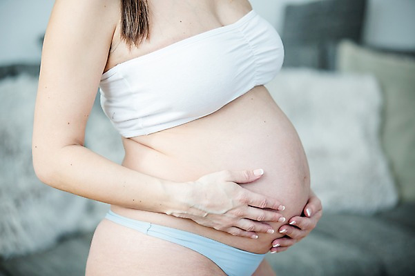 포토 JPG 서양인 손 여자 한명 서기 사람 손짓 근접촬영 상반신 성인 옆모습 신체부위 30대 소파 임산부 속옷 태아 복부 성인여자한명만 쓰다듬기 국내포토 외국인 1 옷 뷰포인트 의자 모션 장년 임신 여자한명만 성인여자만 파일형식