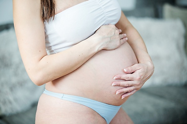 포토 JPG 서양인 손 여자 한명 서기 사람 손짓 근접촬영 상반신 성인 옆모습 신체부위 30대 소파 임산부 속옷 태아 복부 성인여자한명만 쓰다듬기 국내포토 외국인 1 옷 뷰포인트 의자 모션 장년 임신 여자한명만 성인여자만 파일형식