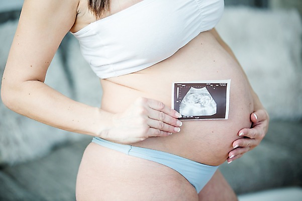 포토 JPG 서양인 손 여자 한명 서기 들기 사람 근접촬영 상반신 성인 옆모습 신체부위 30대 소파 임산부 잡기 속옷 태아 초음파사진 복부 성인여자한명만 국내포토 외국인 1 옷 뷰포인트 의자 모션 장년 임신 여자한명만 성인여자만 파일형식
