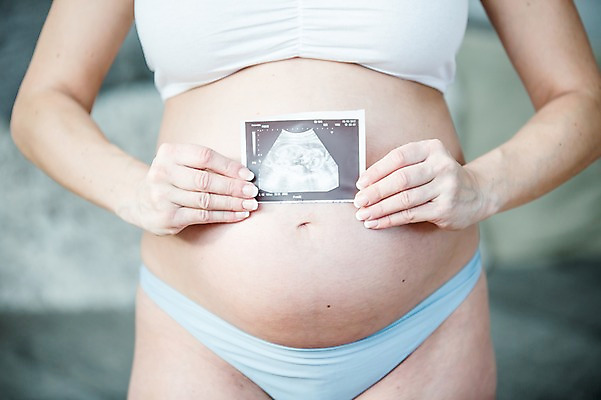 포토 JPG 서양인 손 여자 한명 서기 들기 사람 손짓 근접촬영 상반신 성인 앞모습 신체부위 30대 임산부 속옷 태아 초음파사진 복부 성인여자한명만 국내포토 외국인 1 옷 뷰포인트 모션 장년 임신 여자한명만 성인여자만 파일형식