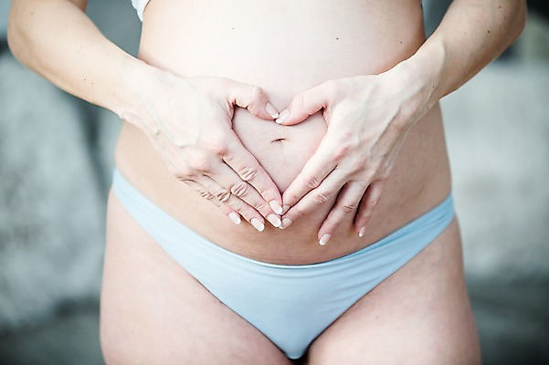 포토 JPG 서양인 손 여자 한명 서기 사람 손짓 근접촬영 상반신 성인 앞모습 신체부위 30대 소파 임산부 속옷 태아 배꼽 손하트 복부 성인여자한명만 국내포토 외국인 1 옷 뷰포인트 의자 모션 장년 임신 배_신체부위 여자한명만 성인여자만 파일형식