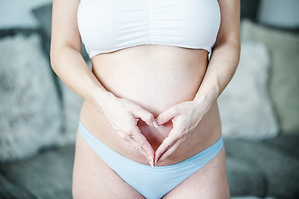 포토 JPG 서양인 손 여자 한명 서기 사람 손짓 상반신 성인 앞모습 신체부위 30대 소파 임산부 속옷 태아 손하트 복부 성인여자한명만 국내포토 외국인 1 옷 뷰포인트 의자 모션 장년 임신 여자한명만 성인여자만 파일형식