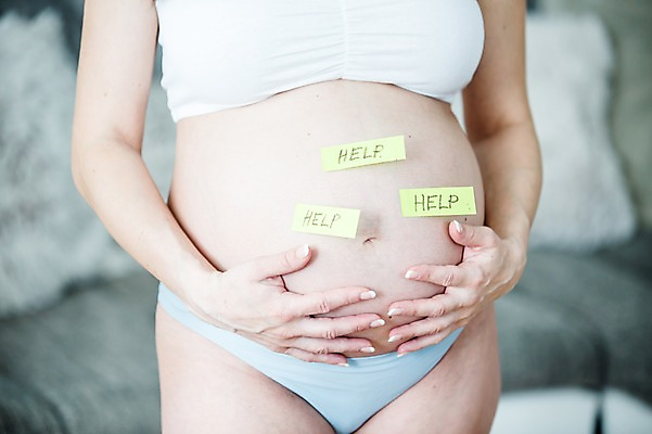 포토 JPG 서양인 손 여자 한명 서기 사람 손짓 상반신 성인 앞모습 신체부위 30대 소파 임산부 잡기 도움 속옷 포스트잇 태아 요청 붙이기 복부 성인여자한명만 국내포토 외국인 1 옷 뷰포인트 컨셉 의자 모션 장년 임신 메모지 여자한명만 성인여자만 파일형식