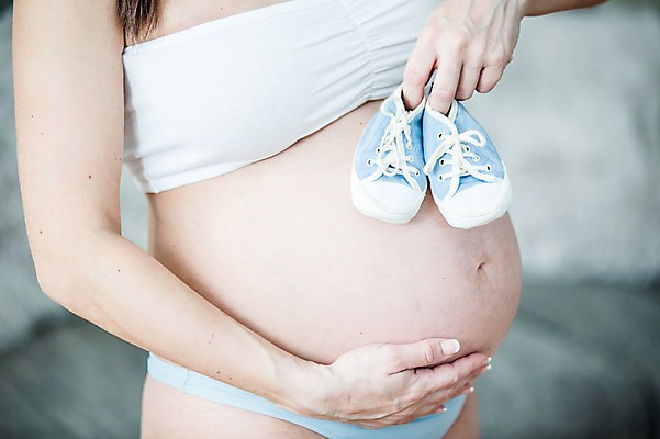 포토 JPG 서양인 손 여자 한명 서기 들기 사람 손짓 상반신 성인 옆모습 신체부위 30대 임산부 잡기 속옷 아기신발 태아 복부 성인여자한명만 국내포토 외국인 1 옷 뷰포인트 신발 모션 장년 임신 아기용품 여자한명만 성인여자만 파일형식