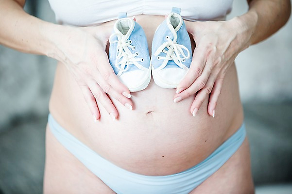 포토 JPG 서양인 손 여자 한명 서기 들기 사람 손짓 근접촬영 상반신 성인 앞모습 신체부위 30대 임산부 잡기 속옷 아기신발 태아 복부 성인여자한명만 국내포토 외국인 1 옷 뷰포인트 신발 모션 장년 임신 아기용품 여자한명만 성인여자만 파일형식