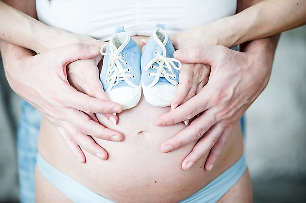 포토 JPG 서양인 손 부부 여자 남자 사람 근접촬영 상반신 성인 두명 앞모습 신체부위 30대 임산부 아기용품 잡기 속옷 아기신발 백허그 태아 복부 성인만 국내포토 외국인 커플 옷 뷰포인트 신발 모션 포옹 장년 임신 오브젝트 파일형식