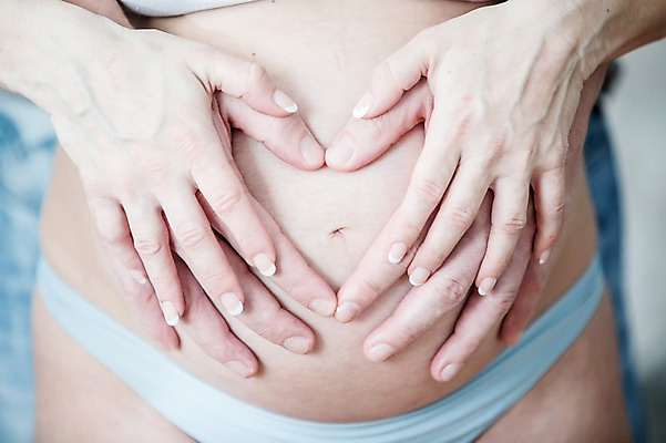 포토 JPG 서양인 손 부부 여자 남자 사람 근접촬영 상반신 성인 두명 앞모습 신체부위 30대 임산부 잡기 속옷 백허그 태아 손하트 복부 성인만 국내포토 외국인 커플 옷 뷰포인트 모션 포옹 손짓 장년 임신 파일형식