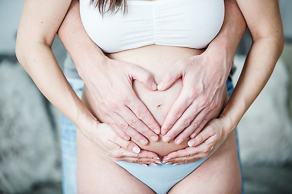 포토 JPG 서양인 손 부부 여자 남자 서기 사람 근접촬영 상반신 성인 두명 앞모습 신체부위 30대 임산부 잡기 속옷 백허그 태아 손하트 복부 성인만 국내포토 외국인 커플 옷 뷰포인트 모션 포옹 손짓 장년 임신 파일형식