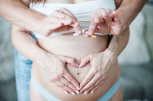 포토 JPG 서양인 손 부부 여자 남자 담배 서기 사람 손짓 근접촬영 상반신 성인 두명 앞모습 신체부위 30대 임산부 속옷 자르기 태교 금연 태아 손하트 복부 성인만 국내포토 외국인 커플 옷 캠페인 뷰포인트 모션 장년 임신 사회이슈 파일형식