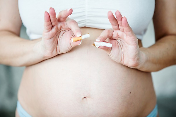 포토 JPG 서양인 여자 담배 한명 서기 들기 사람 손짓 근접촬영 상반신 성인 앞모습 신체부위 30대 임산부 금지 속옷 위험 자르기 태아 복부 성인여자한명만 국내포토 외국인 1 옷 뷰포인트 컨셉 모션 장년 임신 여자한명만 성인여자만 파일형식