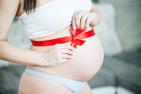 포토 JPG 서양인 여자 리본 한명 서기 사람 손짓 상반신 성인 옆모습 신체부위 30대 소파 임산부 배 속옷 묶기 태아 복부 성인여자한명만 국내포토 외국인 1 옷 뷰포인트 의자 모션 장년 임신 여자한명만 성인여자만 파일형식 가구 인종 여자만 성인만 생활용품 오브젝트