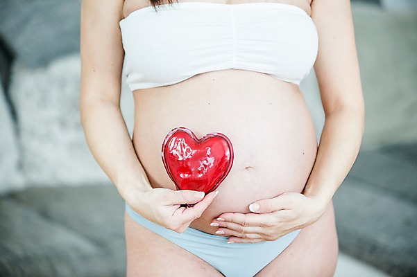 포토 JPG 서양인 여자 한명 서기 들기 사람 손짓 상반신 성인 앞모습 신체부위 30대 임산부 하트 잡기 속옷 태아 복부 성인여자한명만 국내포토 모양 외국인 1 옷 뷰포인트 모션 장년 임신 여자한명만 성인여자만 파일형식
