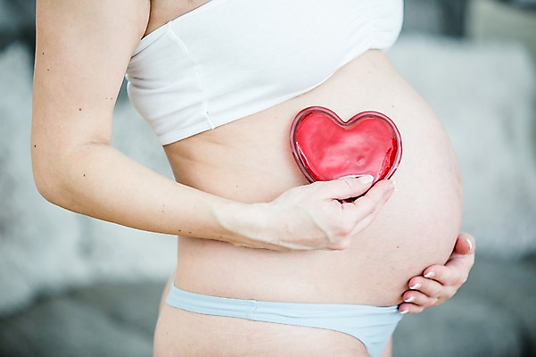 포토 JPG 서양인 여자 한명 서기 들기 사람 손짓 상반신 성인 옆모습 30대 임산부 하트 잡기 속옷 태아 성인여자한명만 국내포토 모양 외국인 1 옷 뷰포인트 모션 장년 임신 여자한명만 성인여자만 파일형식