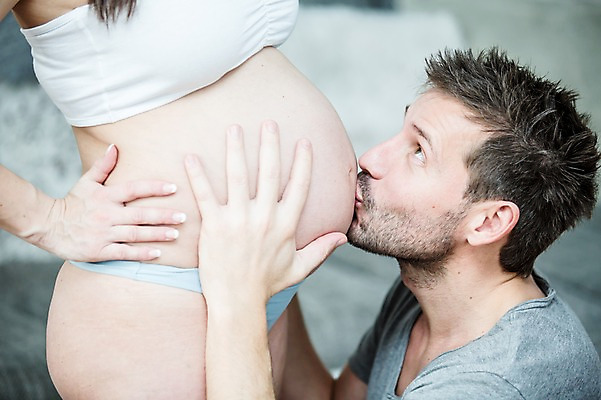 포토 JPG 서양인 부부 응시 여자 남자 행복 키스 사랑 서기 사람 상반신 성인 두명 옆모습 30대 임산부 잡기 속옷 태아 성인만 국내포토 외국인 커플 시선 옷 감정 뷰포인트 모션 장년 임신 애정표현 파일형식