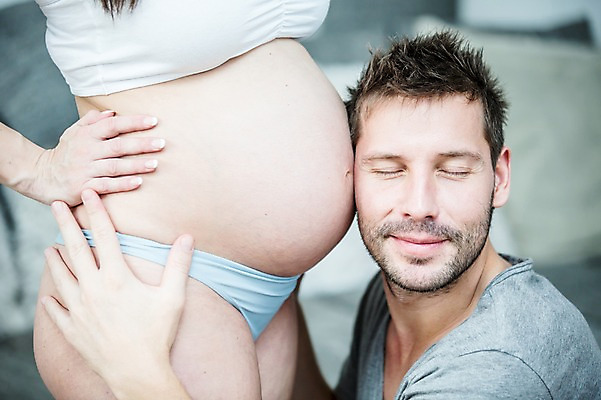 포토 JPG 서양인 부부 여자 남자 행복 허리손 서기 미소 사람 손짓 상반신 성인 두명 옆모습 30대 눈감음 소리 임산부 듣기 잡기 속옷 태아 성인만 국내포토 외국인 커플 옷 감정 뷰포인트 포즈 모션 표정 장년 임신 파일형식