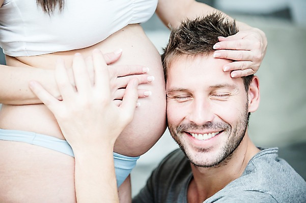 포토 JPG 서양인 부부 여자 남자 행복 서기 미소 사람 손짓 상반신 성인 두명 옆모습 30대 눈감음 손잡기 소리 임산부 듣기 속옷 태아 성인만 국내포토 외국인 커플 옷 감정 뷰포인트 모션 표정 장년 임신 파일형식