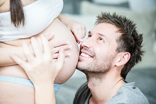 포토 JPG 서양인 부부 응시 여자 남자 행복 서기 미소 사람 손짓 상반신 성인 두명 옆모습 30대 손잡기 임산부 속옷 태아 성인만 쓰다듬기 국내포토 외국인 커플 시선 옷 감정 뷰포인트 모션 표정 장년 임신 파일형식