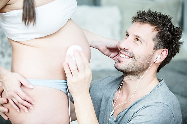 포토 JPG 서양인 부부 응시 여자 남자 행복 이어폰 거실 서기 미소 사람 손짓 상반신 성인 두명 옆모습 30대 소파 소리 임산부 듣기 속옷 태아 측정기 성인만 국내포토 외국인 커플 시선 옷 감정 뷰포인트 음향기기 의자 모션 표정 장년 기계 임신 파일형식