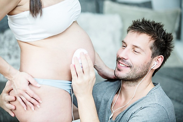 포토 JPG 서양인 부부 여자 남자 행복 이어폰 거실 서기 미소 사람 손짓 상반신 성인 두명 옆모습 30대 소파 소리 임산부 듣기 속옷 태아 측정기 성인만 국내포토 외국인 커플 옷 감정 뷰포인트 음향기기 의자 모션 표정 장년 기계 임신 파일형식