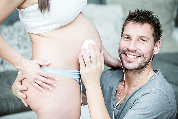 포토 JPG 서양인 부부 여자 남자 행복 이어폰 서기 미소 사람 손짓 상반신 성인 두명 옆모습 30대 소리 임산부 듣기 속옷 태아 측정기 성인만 국내포토 외국인 커플 옷 감정 뷰포인트 음향기기 모션 표정 장년 기계 임신 파일형식